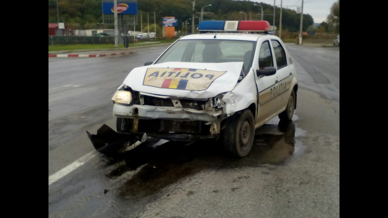 O mașină de poliție, implicată într-un accident
