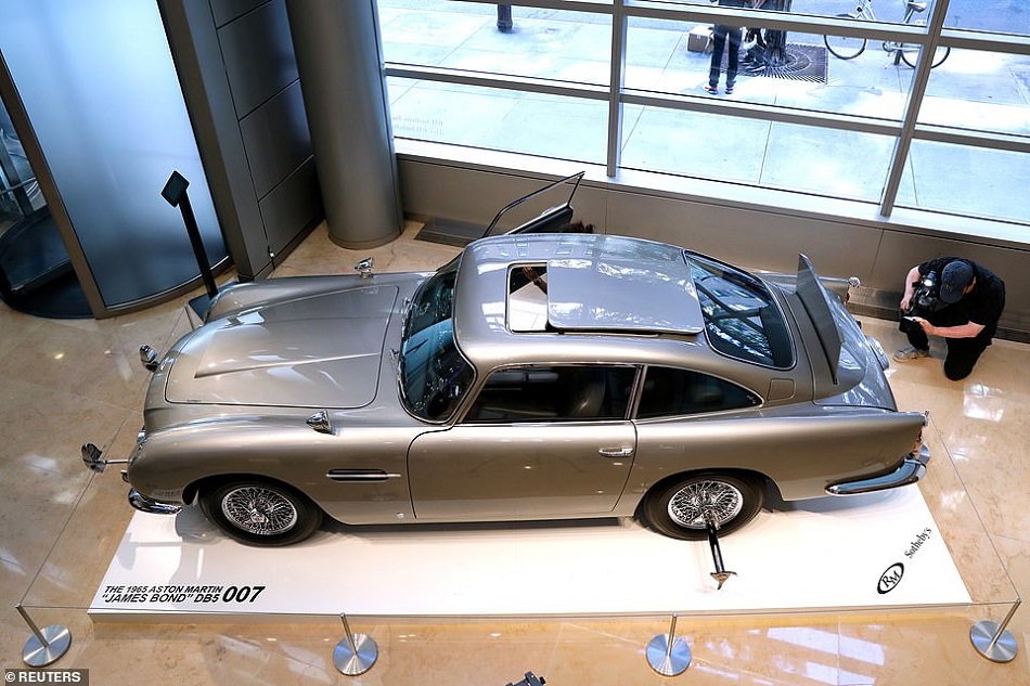 Aston Martin DB5 din filmele cu James Bond