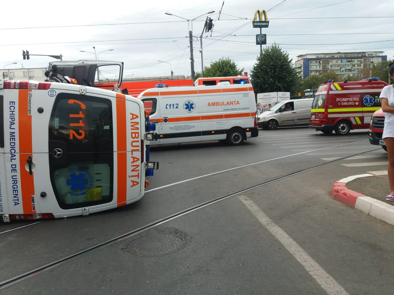 Ambulanță implicată într-un accident