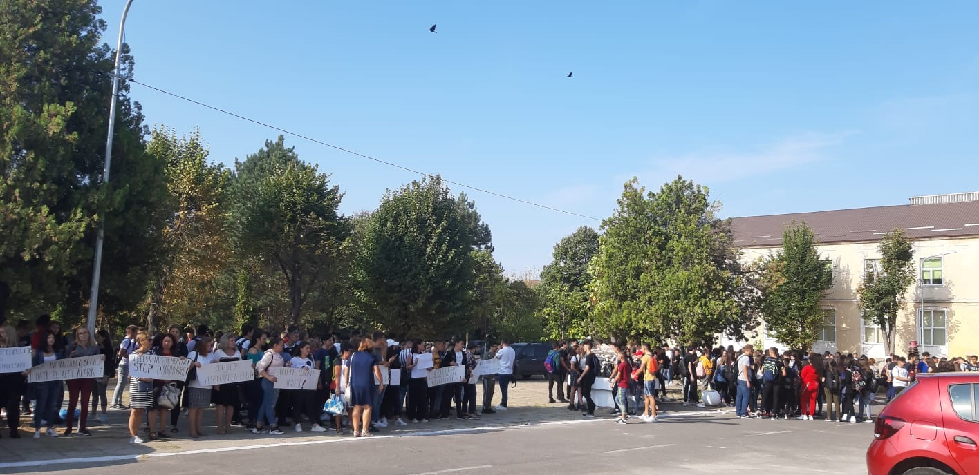 Protest și ore ținute în curtea școlii