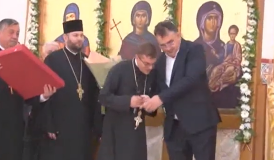 Imaginile cu un preot care încearcă să-i sărute mâna lui Marian Oprișan