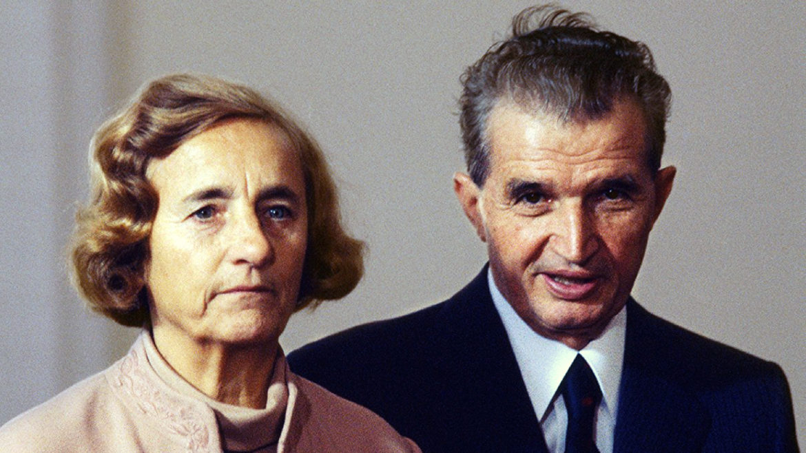 Ce făceau de fapt soții Ceaușescu după ce dădeau mâna cu oamenii