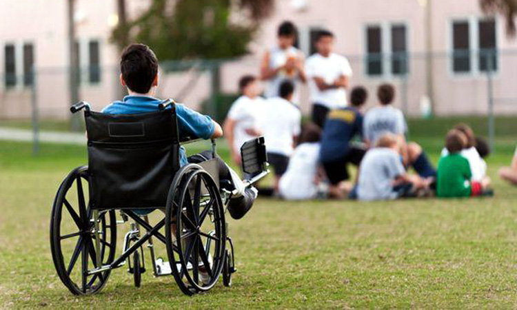 Copil cu dizabilități, băgat în portbagaj