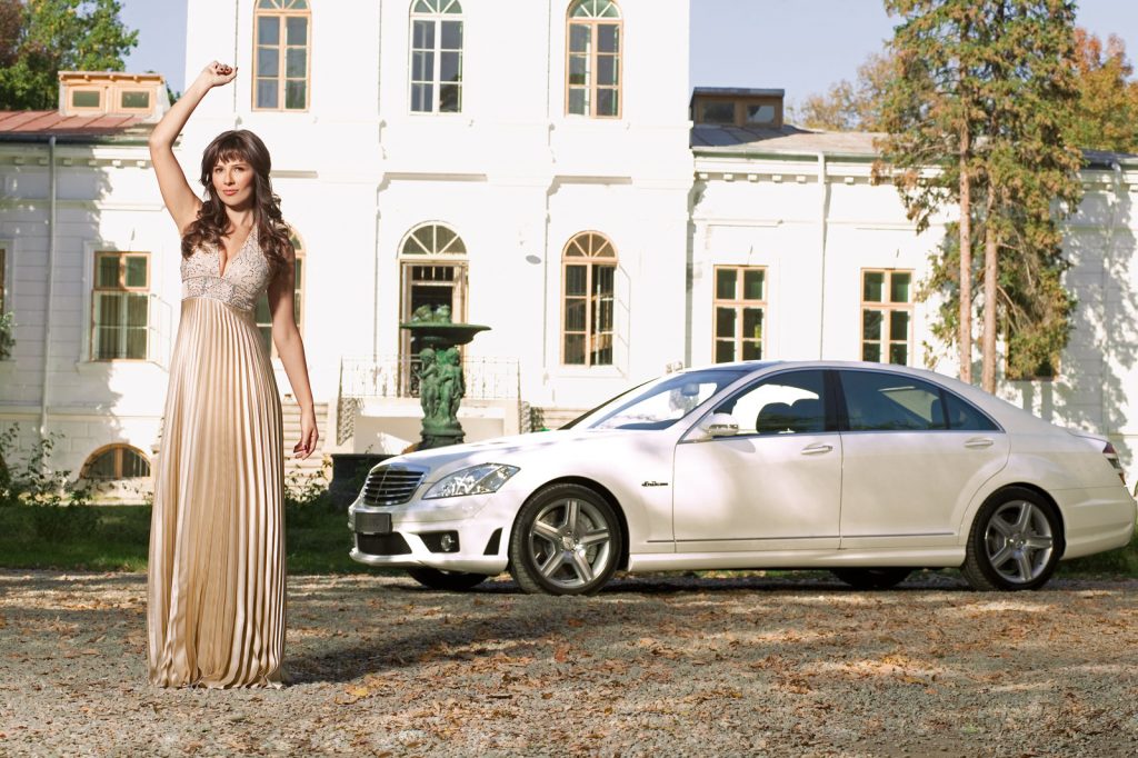 Oana Cuzino a renunţat la halatul alb pentru a reedita lîngă S 63 AMG istoria celei mai importante fiice a automobilismului, Mercedes.