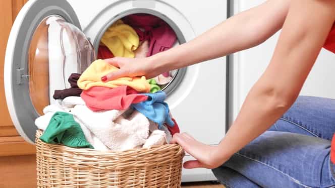 Ingredientul obișnuit care îți curăță hainele instant