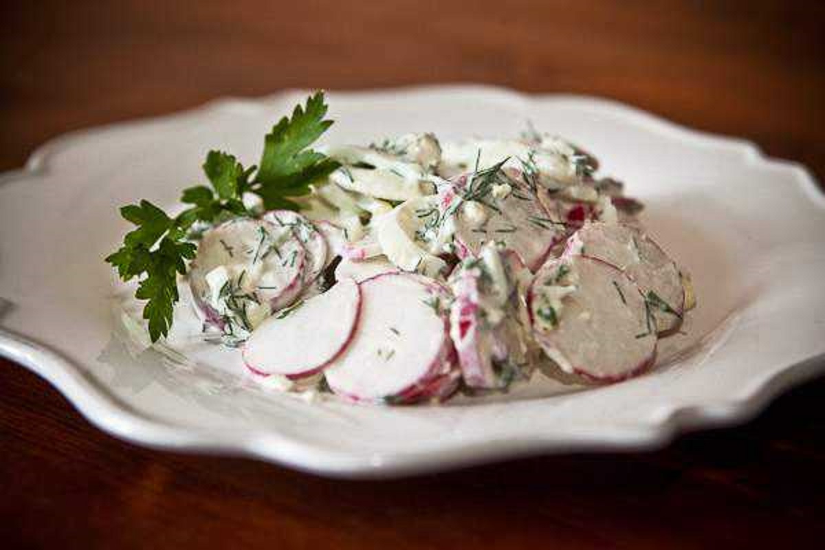 Салат с редисом и огурцом. Салат с редиской и огурцом со сметаной. Салат с редиской и огурцом и яйцом. Салат из редиса с яйцом. Редис огурец яйцо сметана.