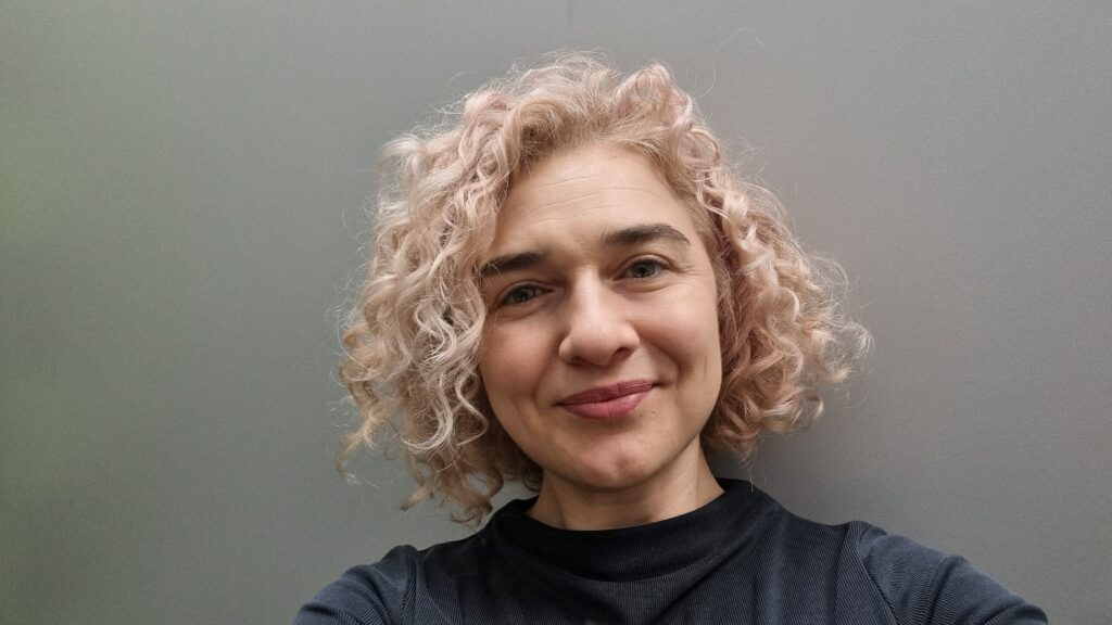 „Copiii nu au nevoie de părinți perfecți, ci de părinți prezenți” – psihologul Georgiana Sfârlea, despre emoțiile celor mici și fricile celor mari