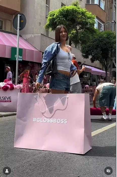 Poza pentru articolul Fiica lui Ilie Năstase vrea să dea lovitura la Paris cu un business inspirat de tatăl ei