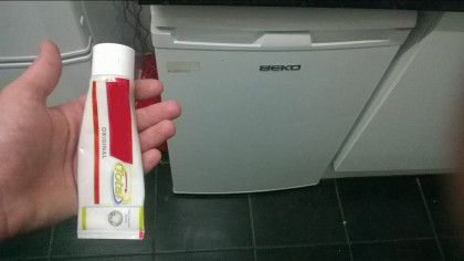 De ce e bine să ții un tub de pastă de dinți fără capac pe un raft din frigider: trucul care îți salvează frigiderul