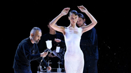 Bella Hadid, dezbracată pe catwalk. Momentul în care i se creează o rochie printr-o tehnică impresionantă