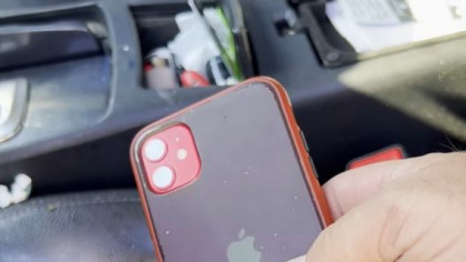 Un vlogger a găsit iPhone-uri și bani în mașini date la casat – VIDEO
