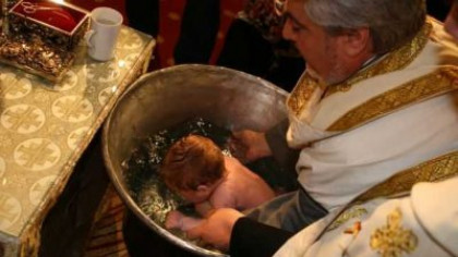 Fetiță de 8 luni, botezată cu apă cu dezinfectant. Nașul a simțit o arsură pe mână