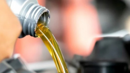 Ce faci dacă ai pus prea mult ulei în motor? Ce probleme apar?