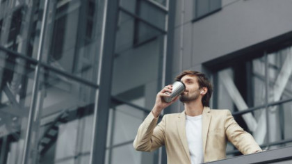 BANCUL ZILEI. Bulă ajunge la birou și urlă: - Adu-mi repede o cafea, măi săracule!