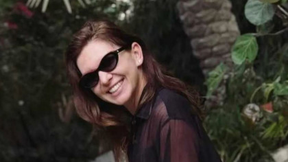 FOTO. Simona Halep, în costum de baie şi cămaşă transparentă! Cât costă geanta Marni de plajă