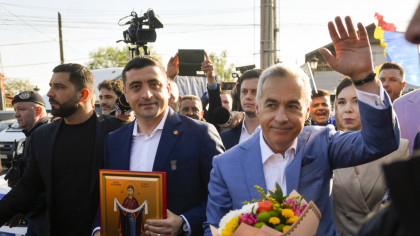 George Simion şi Călin Georgescu au votat alături de soţii! Motivul incredibil pentru care au fost scoși afară din secţie