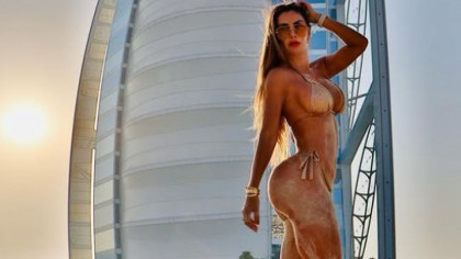 Actrița celebră, aproape goală în faţa fanilor la aproape 50 de ani. E o bombă sexy, iar imaginile vorbesc de la sine