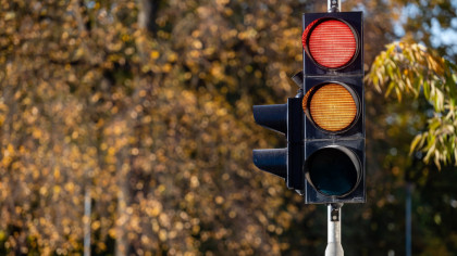 E legal să treci pe galben sau nu? Ce spune noul cod rutier 2025
