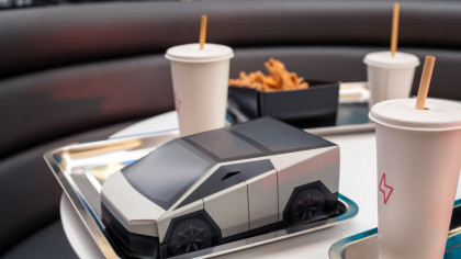 Cât costă un burger TESLA + cartofi la restaurantul lui Elon Musk - VIDEO
