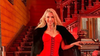 FOTO. Andreea Bălan, apariție îndrăzneață într-o rochiță scurtă