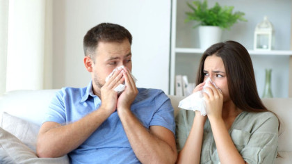 O BOALĂ extrem de rară îi face pe toți ceilalți oameni ALERGICI LA TINE