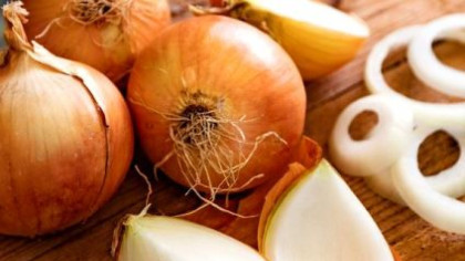 Cum să tai ceapa FĂRĂ lacrimi? Trucul confirmat științific!