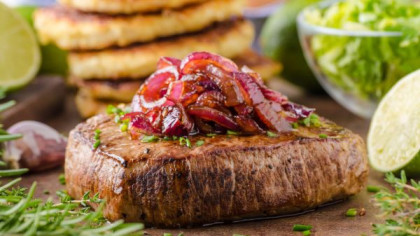 BANCUL ZILEI. BULĂ: – Ospătar, eu am cerut o friptură de porc cu os…