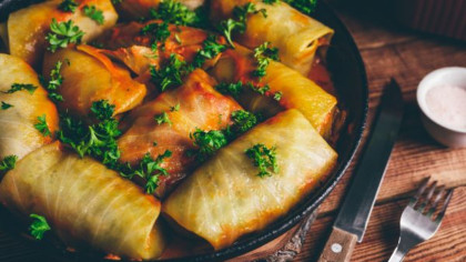 BANCUL ZILEI. Bulă mănâncă 10 sarmale. – Atât de multe, Bulă?