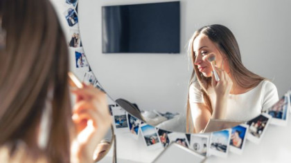 BANCUL ZILEI. Bulă o vede pe maică-sa dezbrăcată în fața oglinzii spunând: – Vreau un bărbat!