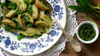 Salată caldă de cartofi noi cu leurdă. Bucătarul Bărbosu’ a detaliat rețeta completă