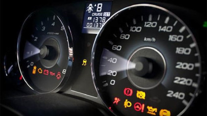 Check engine aprins în bord: Cum conduci mașina în continuare?